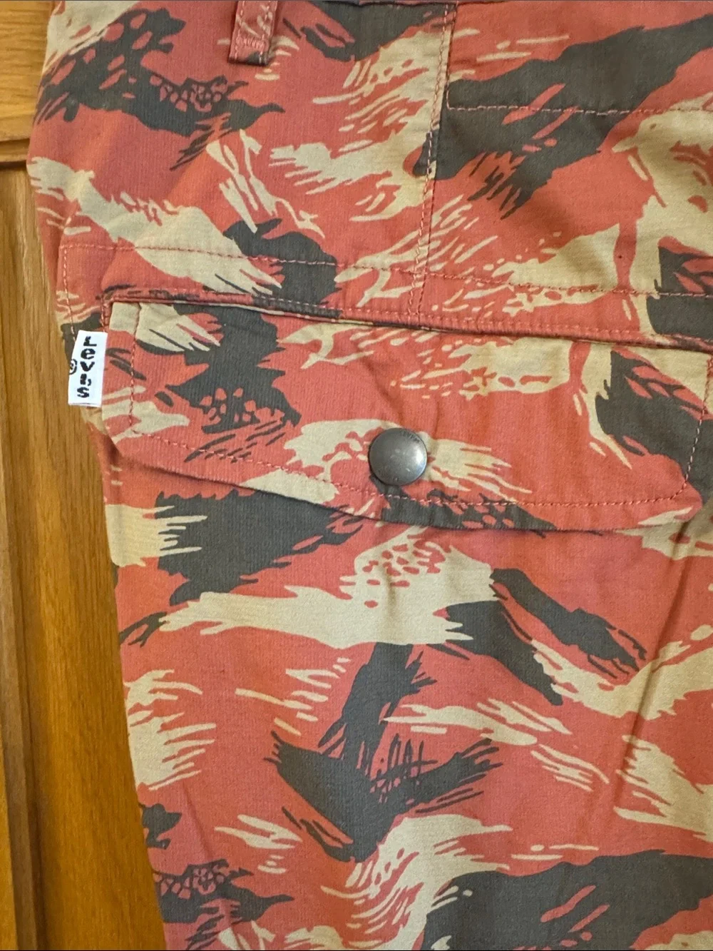 Levi’s Men’s Red Black Camo Snap Cargo Utility Shorts Style 13581 Size 36